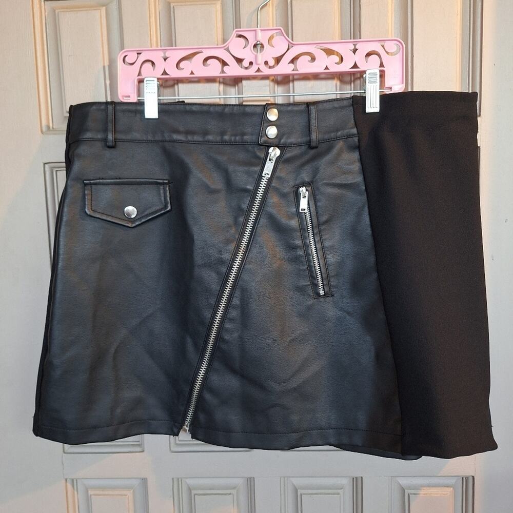 Faux Leather & Fabric Skirt Plus Sz2X? (No Label) Black Asymetric Zipper Short
